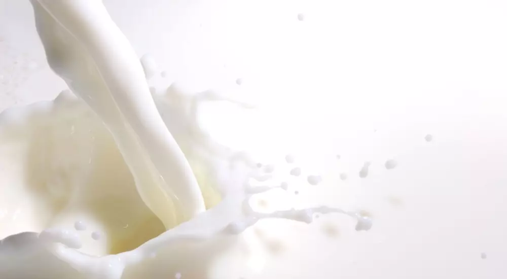 Pelle dorata e idratata: il nuovo trattamento pre-solare con maschera al latte